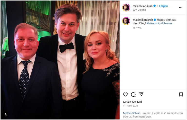 Maximilian Krah stößt 2021 mit Oleg Voloshyn in Kiew auf dessen Geburtstag an.
