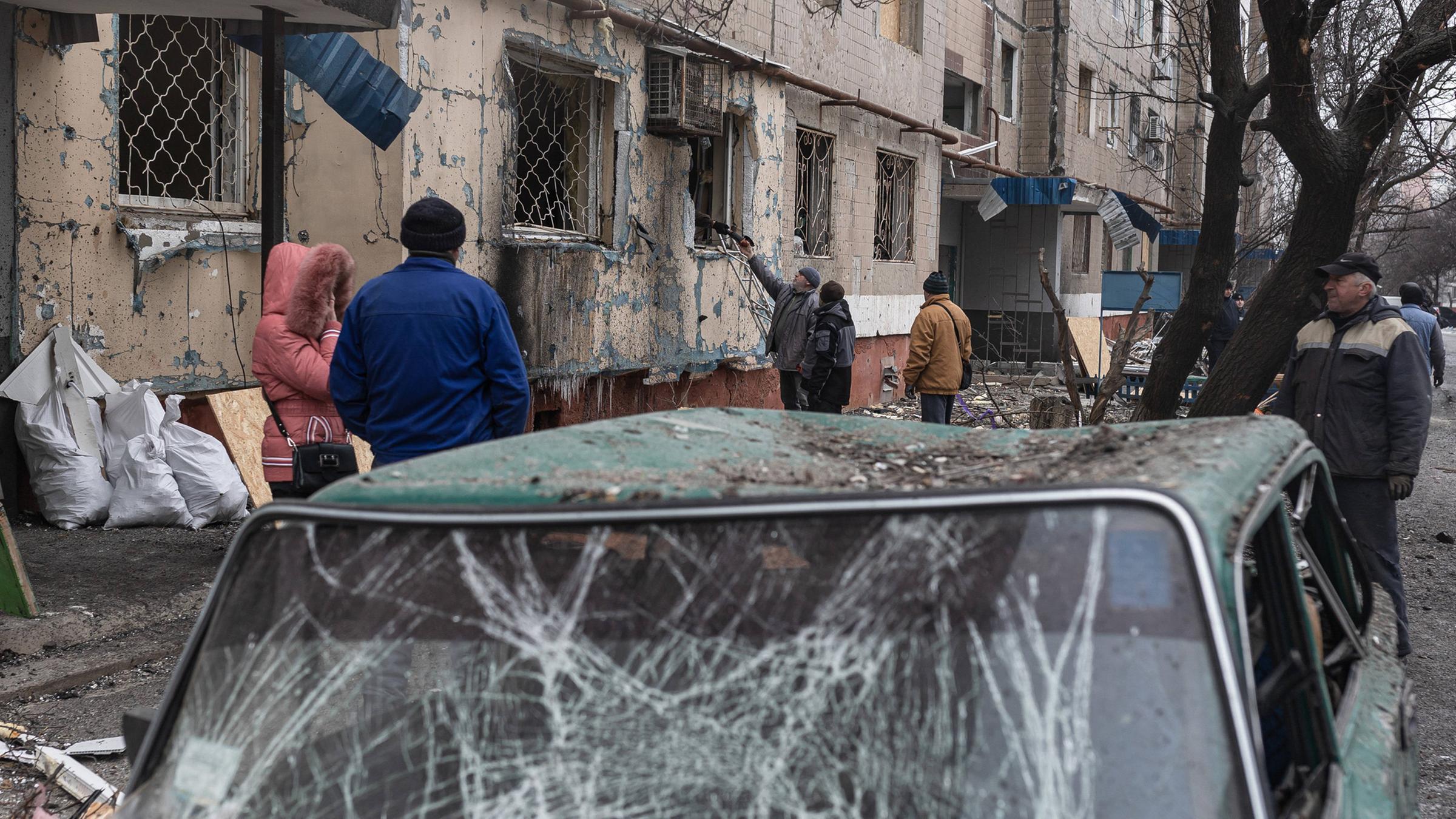 Schäden an Häusern und Fahrzeugen nach russischen Angriffen in Wohngebieten in Kramatorsk, Ukraine am 12.02.2026