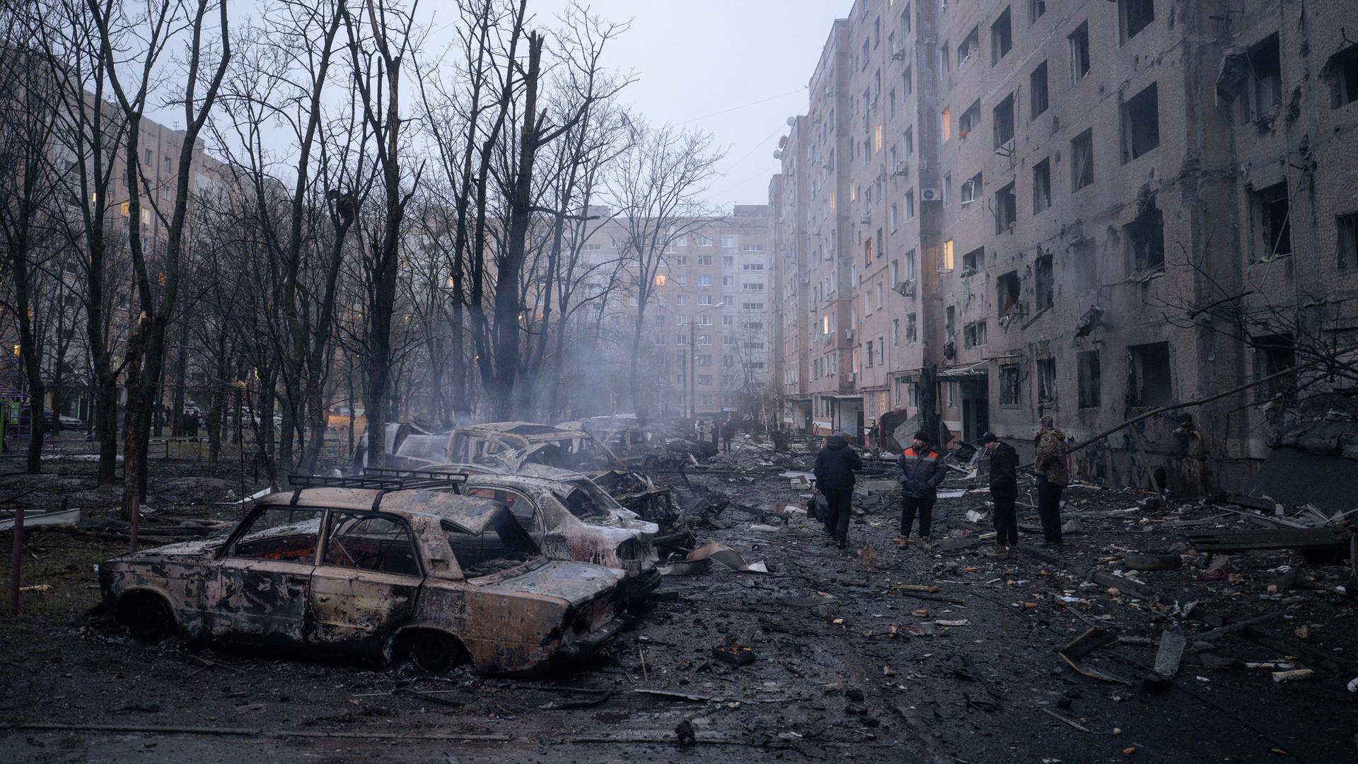 Ein vom Pressedienst der 93. Separaten Mechanisierten Brigade „Kholodnyi Yar“ der ukrainischen Streitkräfte zur Verfügung gestelltes Foto zeigt den Ort des russischen Beschusses eines Wohngebiets in der Stadt Kramatorsk in der Region Donezk, Ukraine, am 08.02.2026 während der anhaltenden russischen Invasion. 