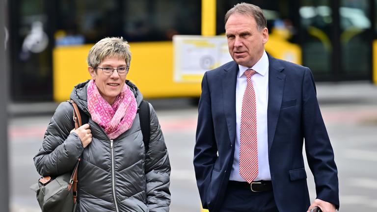 Annegret Kramp-Karrenbauer und Dieter Althaus nebeneinaner, Berlin 