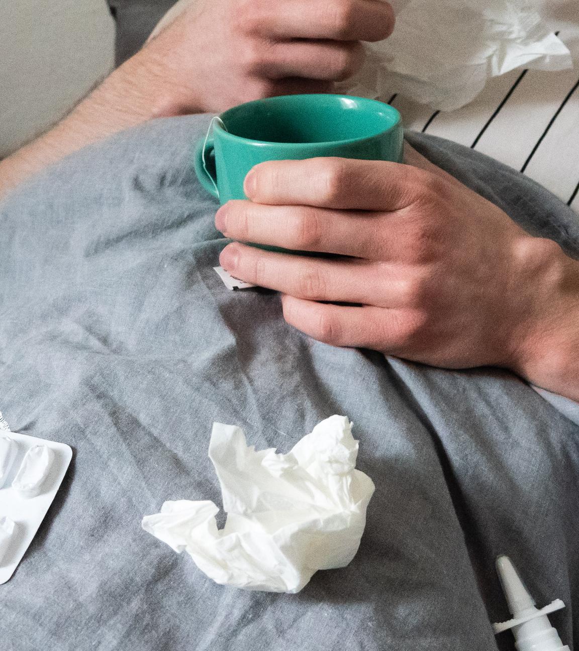 Symbolbild: Kranker Mann im Bett