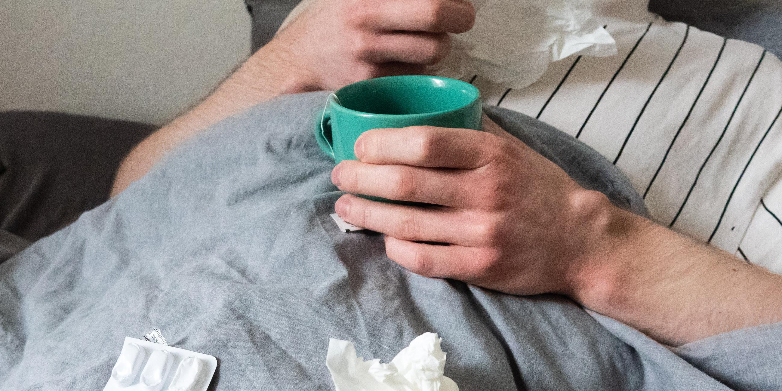 Symbolbild: Kranker Mann im Bett