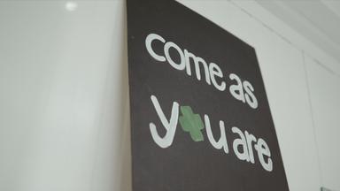 Tafel mit Schriftzug "Come as you are"