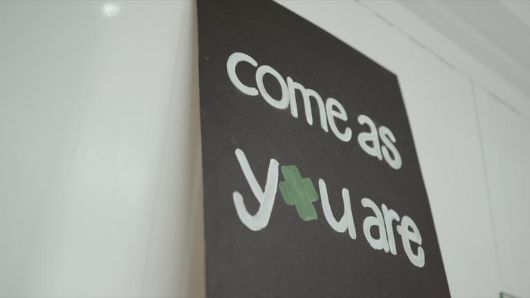 Tafel mit Schriftzug "Come as you are"
