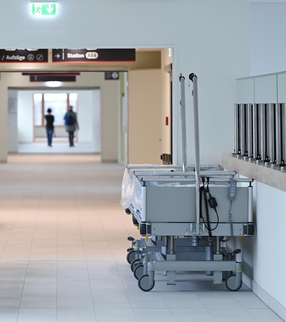 Symbolbild: Krankenbetten stehen im Neubau des Klinikums Höchst im Flur einer Station.