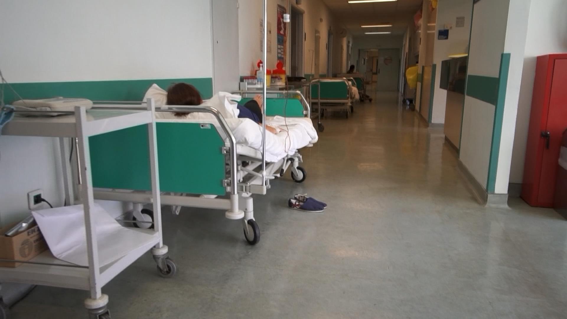 Patientenbetten im Gang