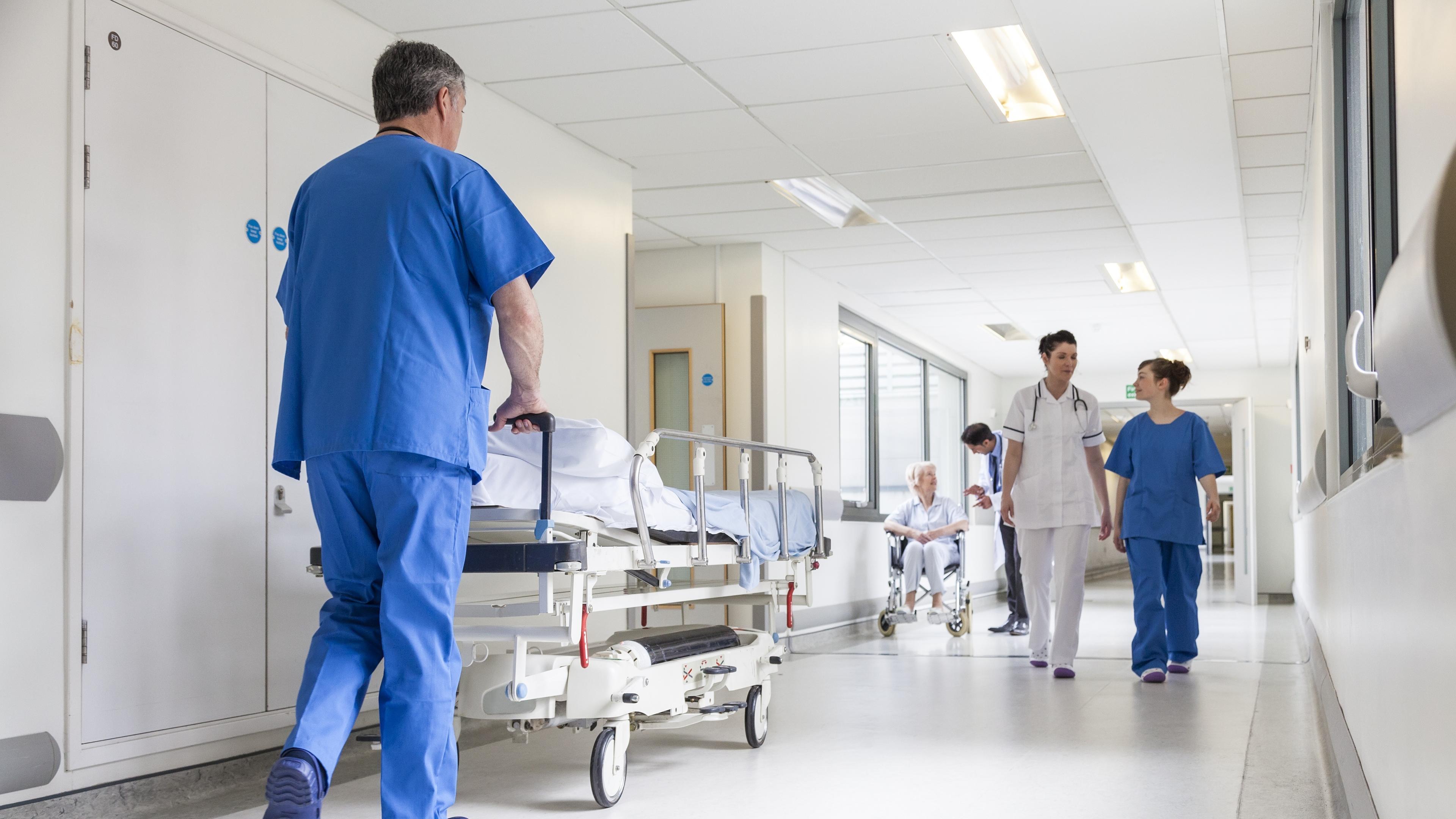 Pflegekräfte und Ärzte bei einem Patiententransport in einer Klinik