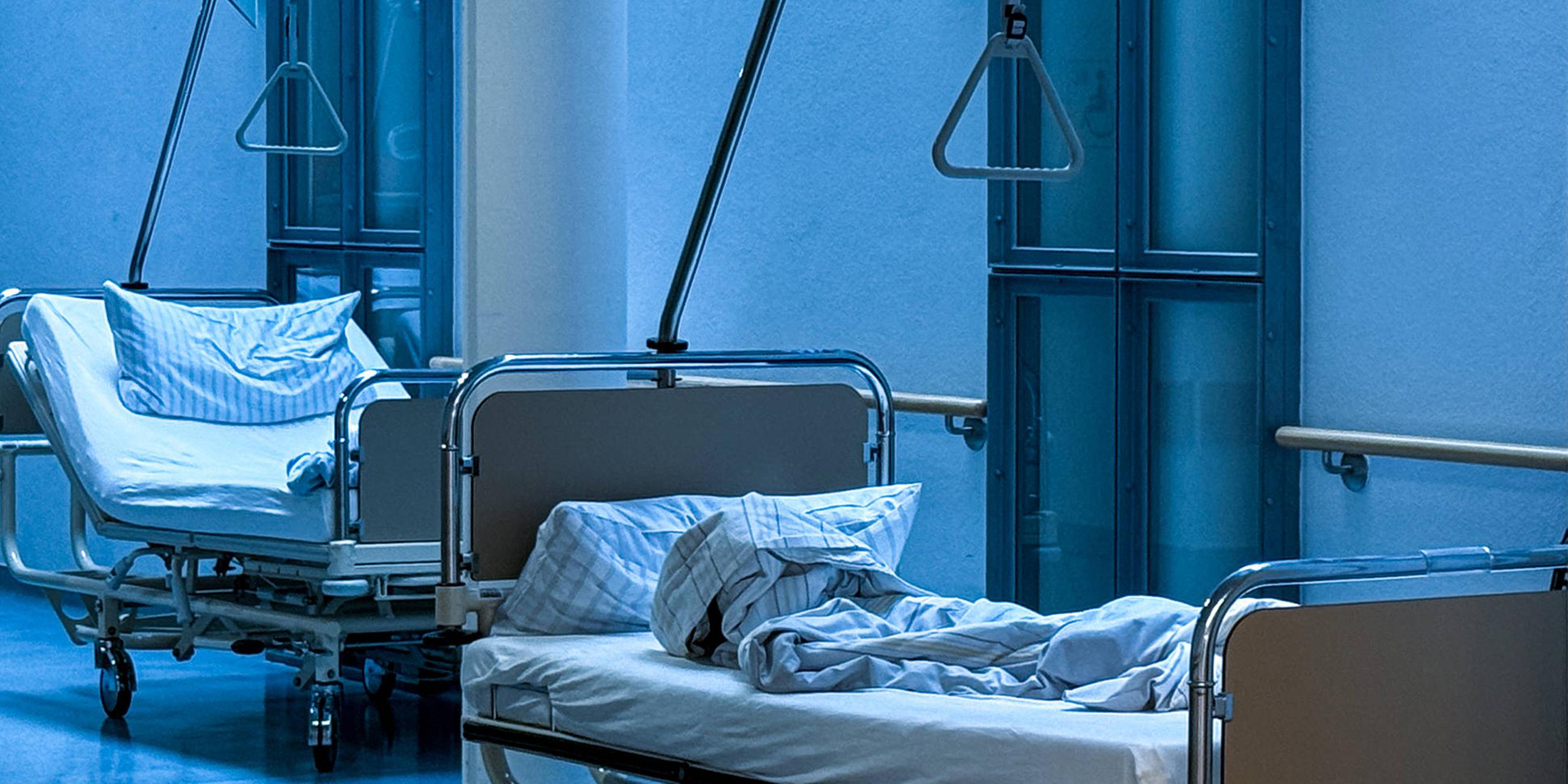Leere, benutzte Betten auf einer Krankenhausstation am 30.08.2025 in Bayern.