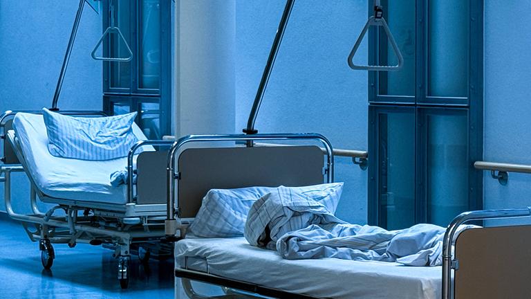 Leere, benutzte Betten auf einer Krankenhausstation am 30.08.2025 in Bayern.