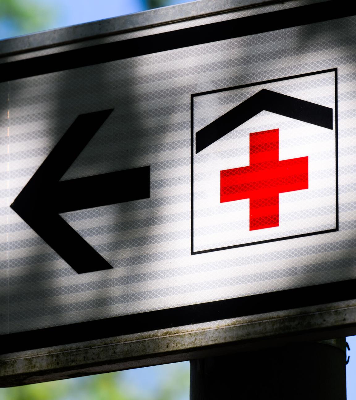 Ein Schild weist den Weg zu einem Krankenhaus.