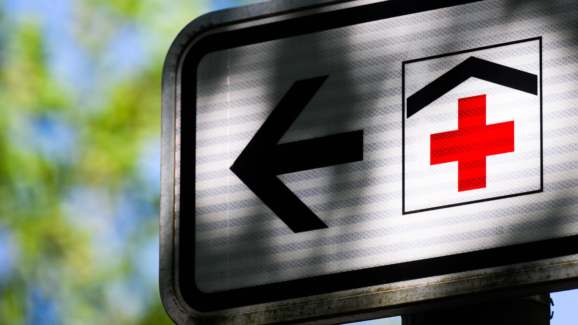 Hinweisschild Richtung Krankenhaus