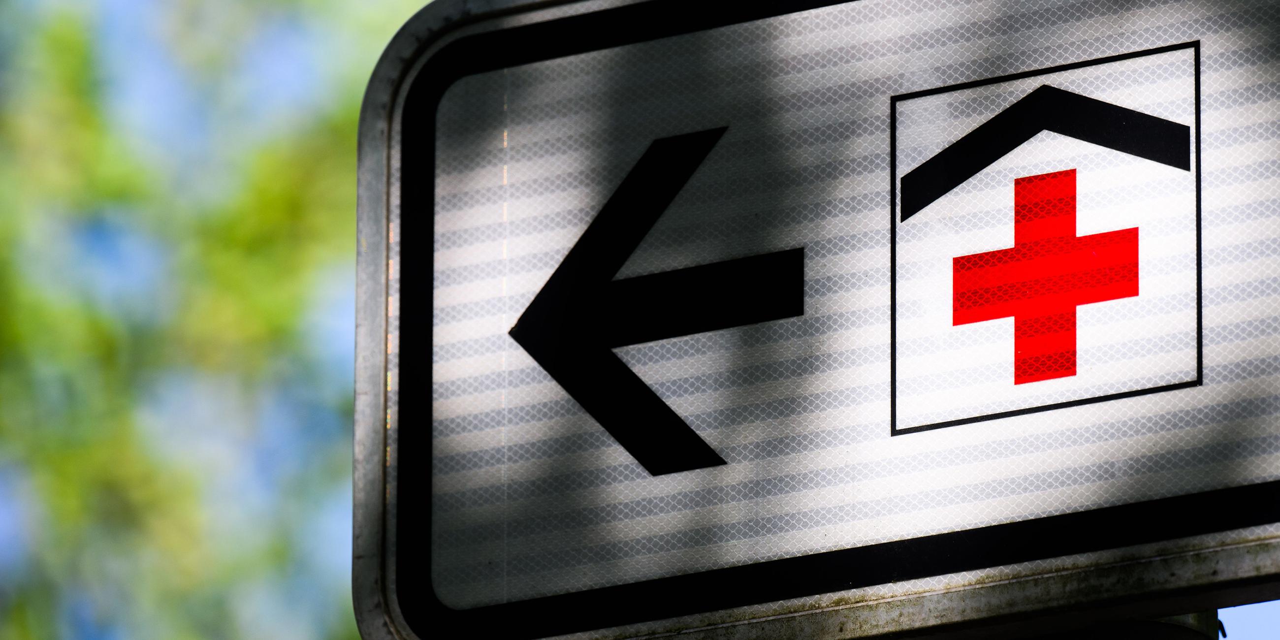 Hinweisschild Richtung Krankenhaus