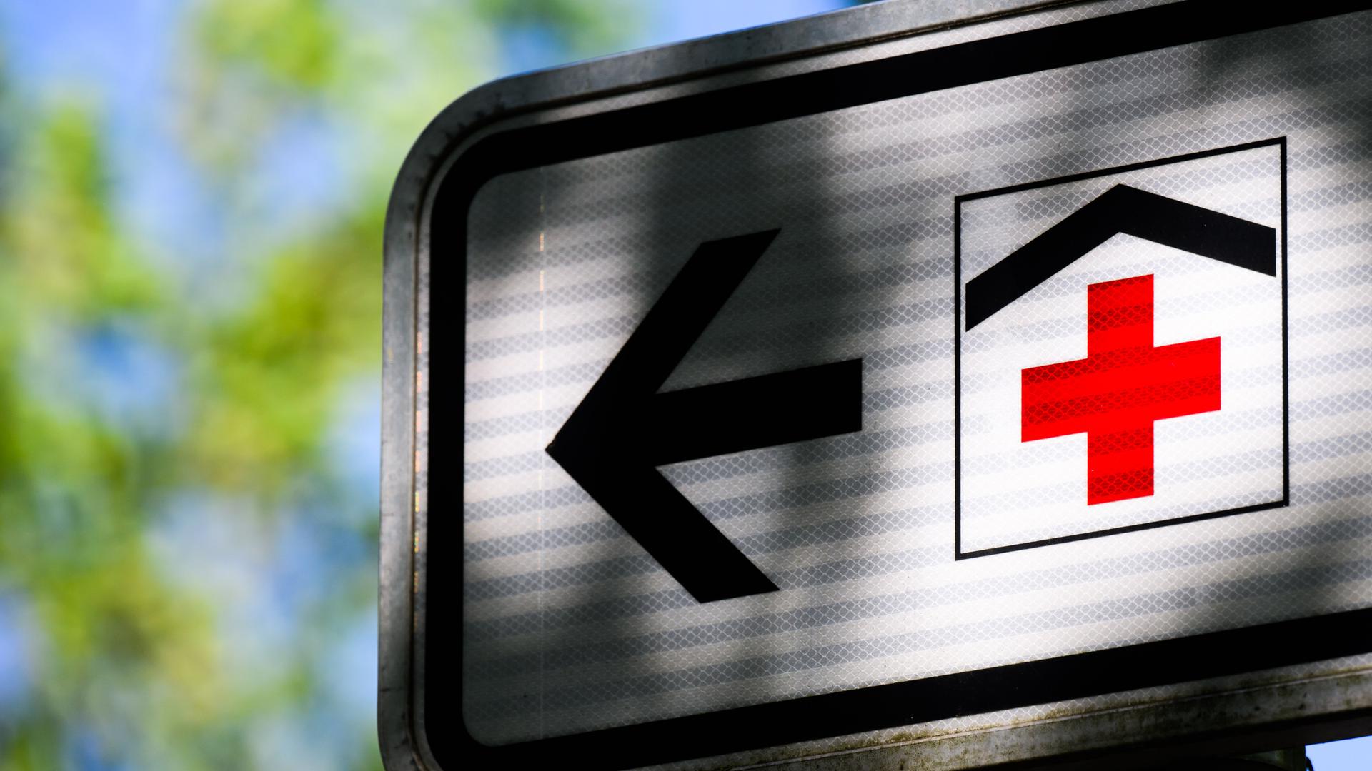 15.05.2024, Niedersachsen, Hannover: Ein Schild weist den Weg zur Medizinischen Hochschule Hannover MHH.