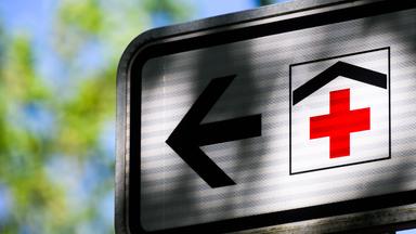 15.05.2024, Niedersachsen, Hannover: Ein Schild weist den Weg zur Medizinischen Hochschule Hannover MHH.