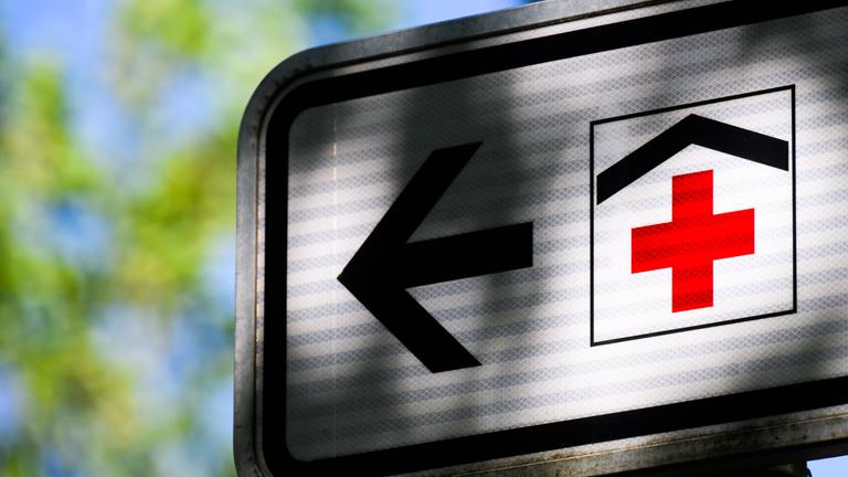 15.05.2024, Niedersachsen, Hannover: Ein Schild weist den Weg zur Medizinischen Hochschule Hannover MHH.