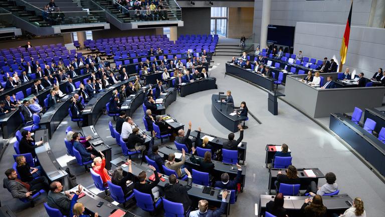 Die 63. Plenarsitzung der 21. Legislaturperiode im Deutschen Bundestag.