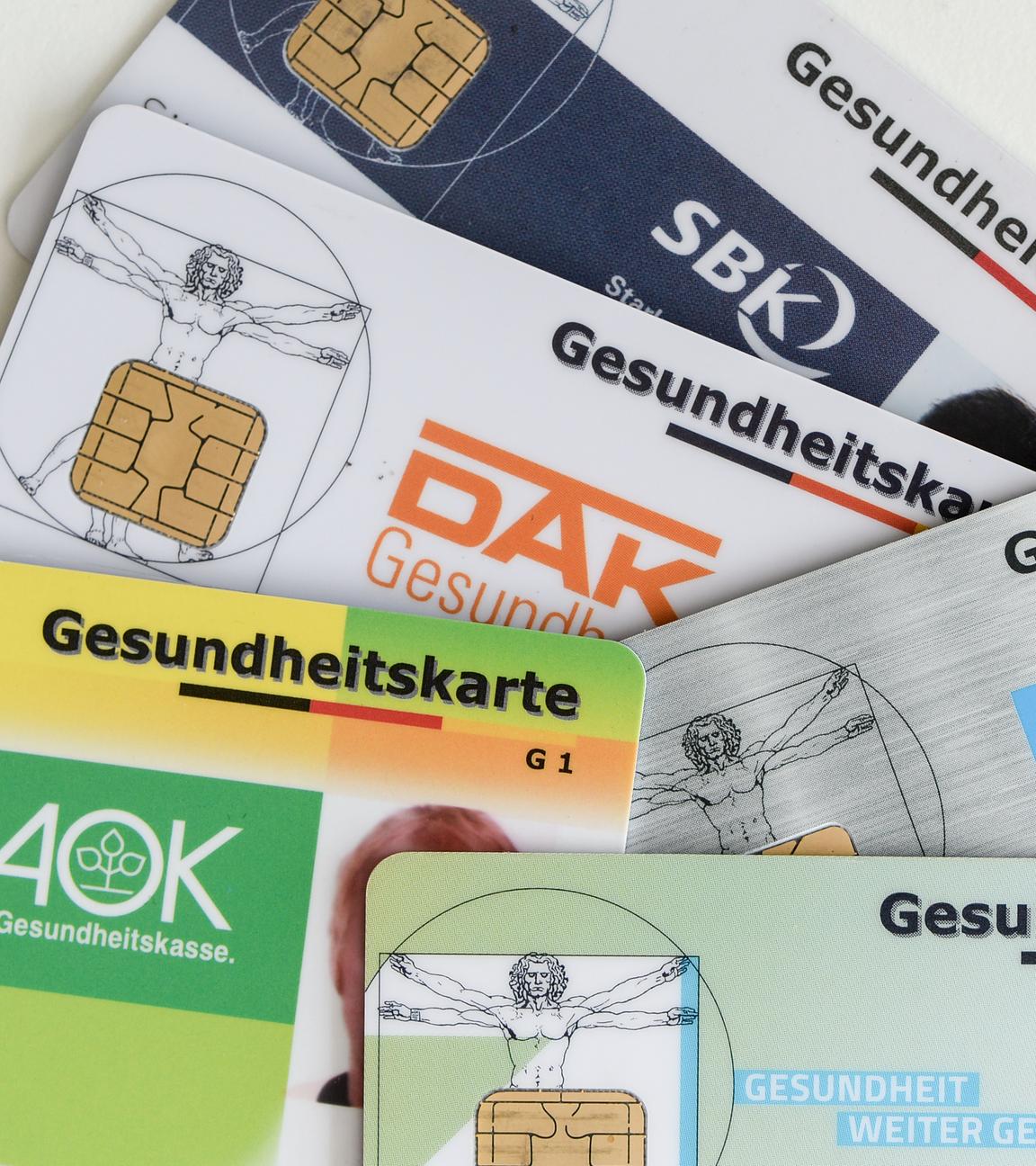 Berlin: Gesundheitskarten verschiedener Krankenkassen liegen auf einem Tisch.