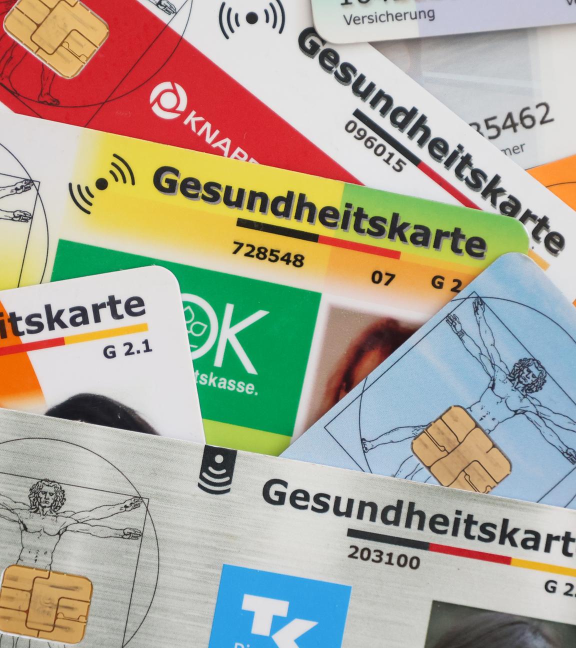 Eine Auswahl an Gesundheitskarten gesetzlicher Krankenkassen in Deutschland. Die elektronische Gesundheitskarte (eGK) dient als Versicherungsnachweis beim Arztbesuch und enthält persönliche Versichertendaten.