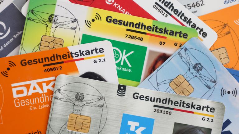 Eine Auswahl an Gesundheitskarten gesetzlicher Krankenkassen in Deutschland. Die elektronische Gesundheitskarte (eGK) dient als Versicherungsnachweis beim Arztbesuch und enthält persönliche Versichertendaten.
