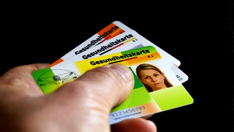 Symbolbild: Zu sehen sind Krankenkarten