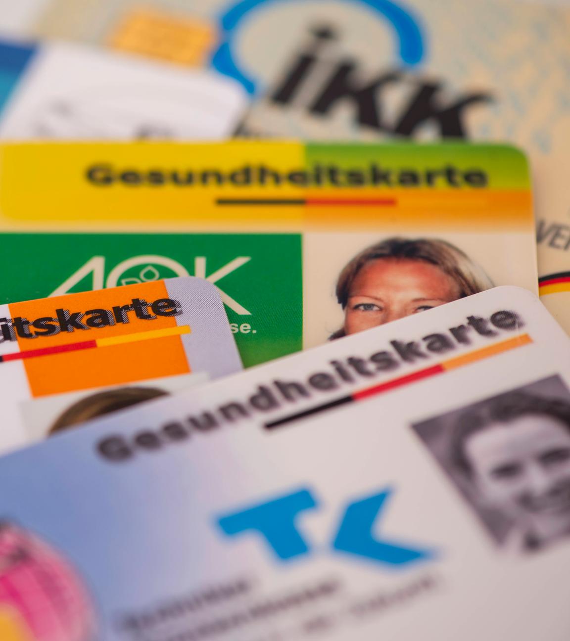 Mehrere Gesundheitskarten als Symbolbild für Krankenkassen