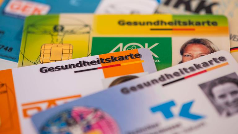 Mehrere Gesundheitskarten als Symbolbild für Krankenkassen