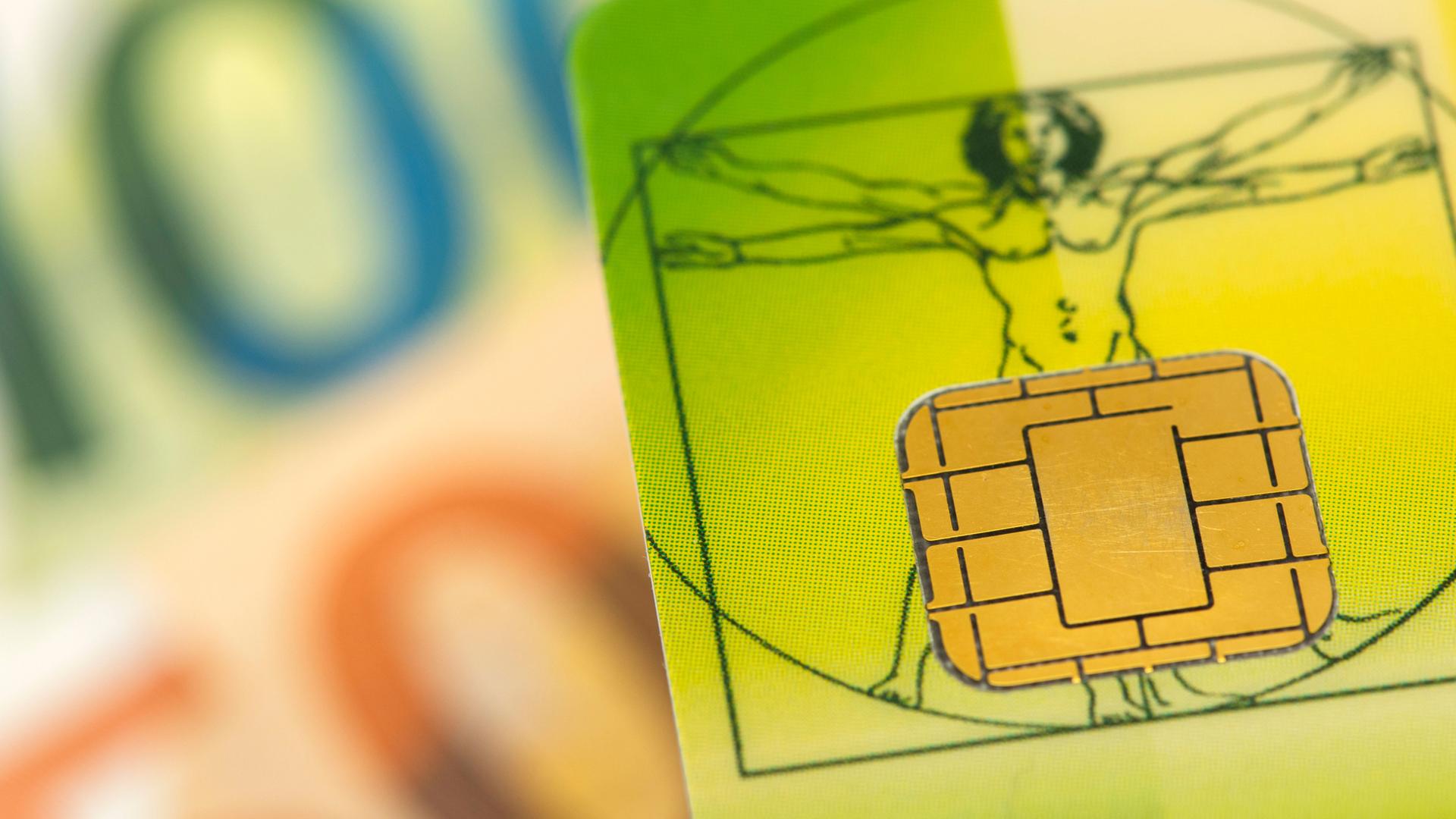 Eine Gesundheitskarte liegt über Euro-Banknoten. (Symbolbild)