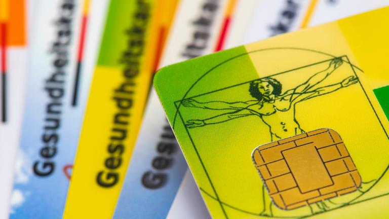 Karten verschiedener Krankekassen liegen zusammen. (Symbolbild)