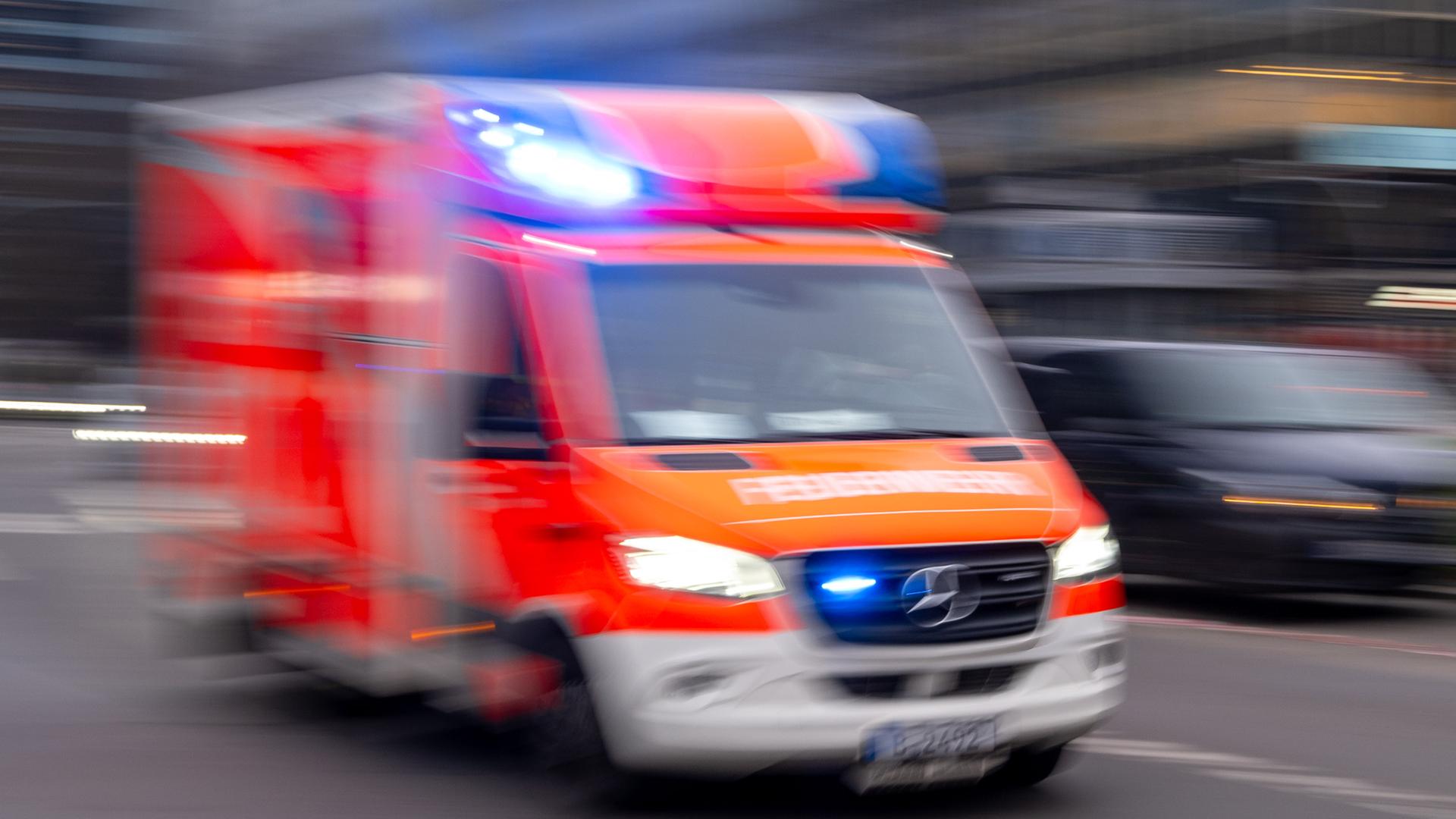 Berlin: Ein Rettungswagen der Feuerwehr fährt mit Blaulicht zum Einsatz