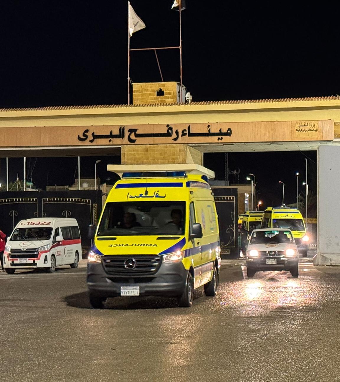 Krankenwagen passiert den Grenzübergang in Rafah, Gazastreifen