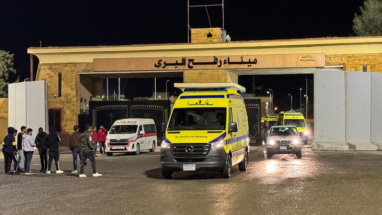 Krankenwagen passiert den Grenzübergang in Rafah, Gazastreifen