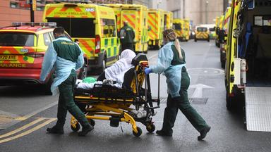 Medizinisches Personal überführt einen Patienten aus einem Krankenwagen in das Royal London Hospital in London, Großbritannien