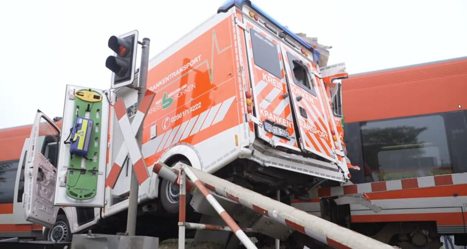 Krankenwagen von Regionalzug erfasst