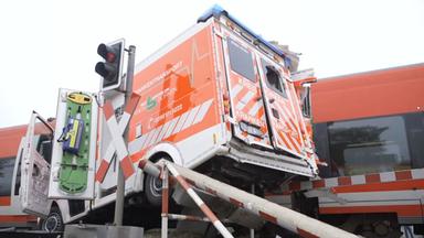 Krankenwagen von Regionalzug erfasst