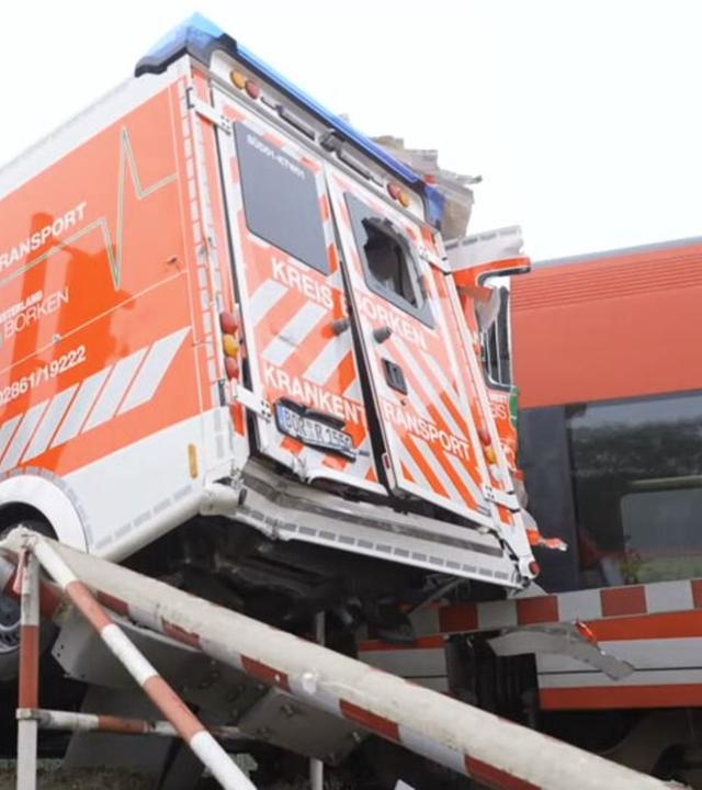 Krankenwagen von Regionalzug erfasst