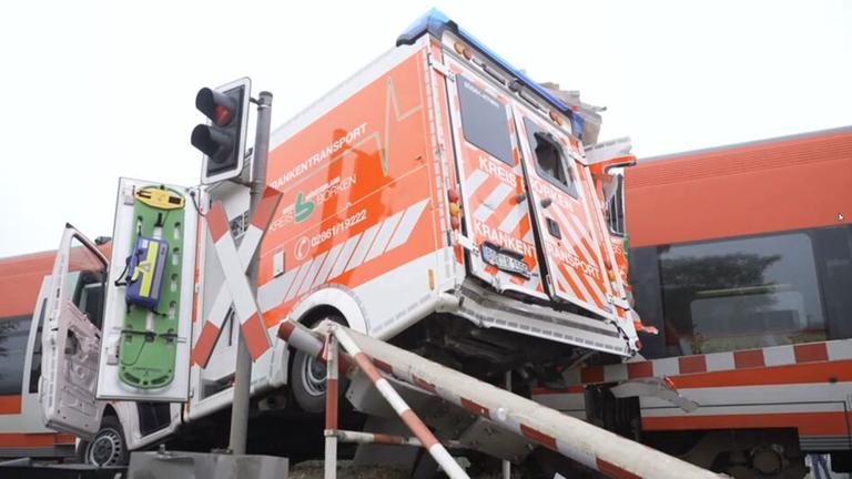 Krankenwagen von Regionalzug erfasst