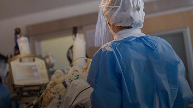 Das Team eines Intensivtransportwagens fährt auf einer Intensivstation des RKH Klinikum Ludwigsburg einen Patienten am 08.01.2021.