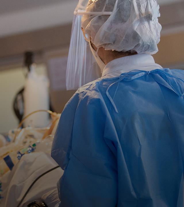Das Team eines Intensivtransportwagens fährt auf einer Intensivstation des RKH Klinikum Ludwigsburg einen Patienten am 08.01.2021.