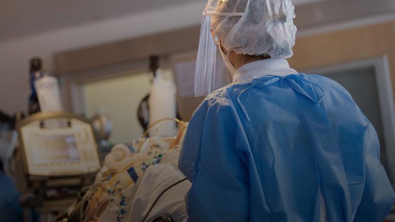 Das Team eines Intensivtransportwagens fährt auf einer Intensivstation des RKH Klinikum Ludwigsburg einen Patienten am 08.01.2021.