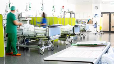12.05.2025, Bremen: Ärztinnen und Pfleger versorgen Patientinnen im Aufwachraum vom Diako-Klinikum im Stadtteil Gröpelingen.