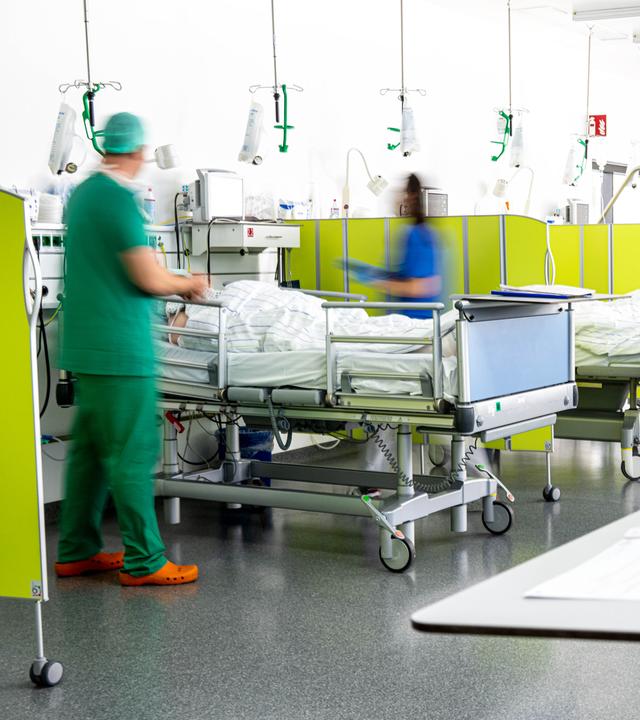 12.05.2025, Bremen: Ärztinnen und Pfleger versorgen Patientinnen im Aufwachraum vom Diako-Klinikum im Stadtteil Gröpelingen.