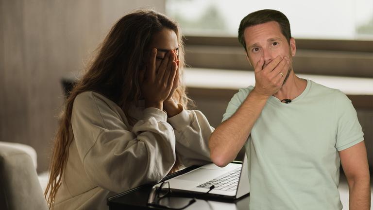 Mirko Drotschmann vor der Foto-Einblendung einer erkrankten Frau am Computer.