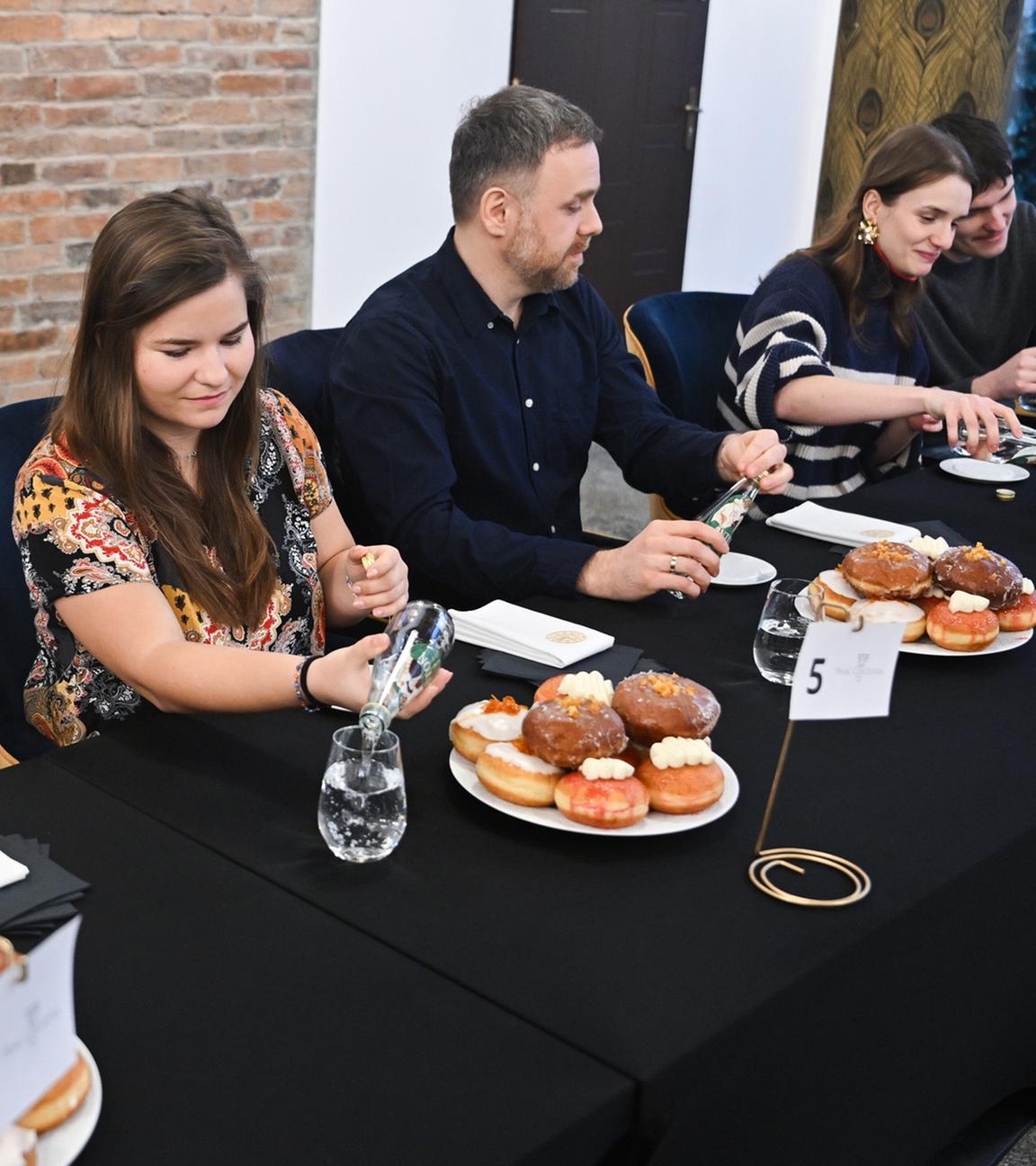 Teilnehmer des „Donut-Wettessens auf Zeit“, das am 12. Februar 2026 im Restaurant „Czeczotka“ in Krakau, Polen, veranstaltet wurde.