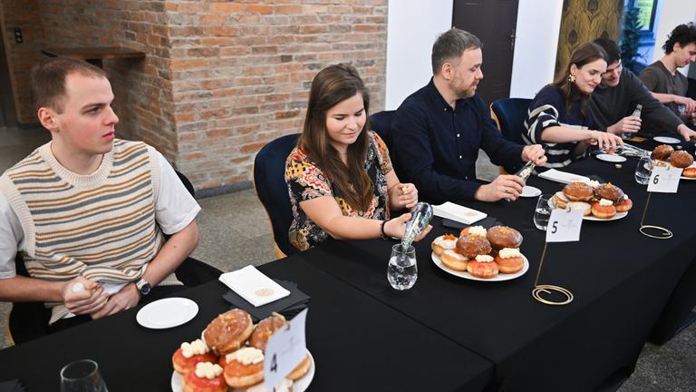 Teilnehmer des „Donut-Wettessens auf Zeit“, das am 12. Februar 2026 im Restaurant „Czeczotka“ in Krakau, Polen, veranstaltet wurde.