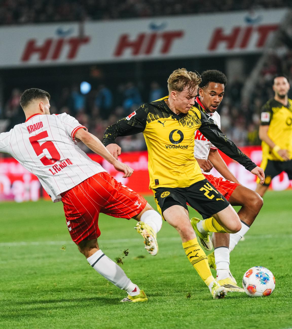 Dortmunds Verteidiger Daniel Svensson kann sich im Zweikampf gegen Kölns Tom Krauß und Youssoupha Niang durchsetzen