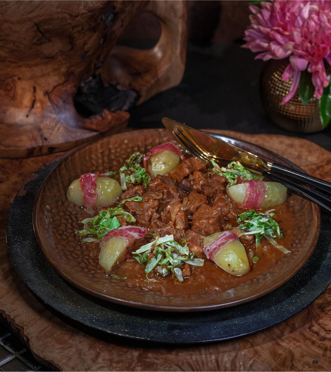 Herzhaftes Krautgulasch mit Ofen-Speckkartoffeln