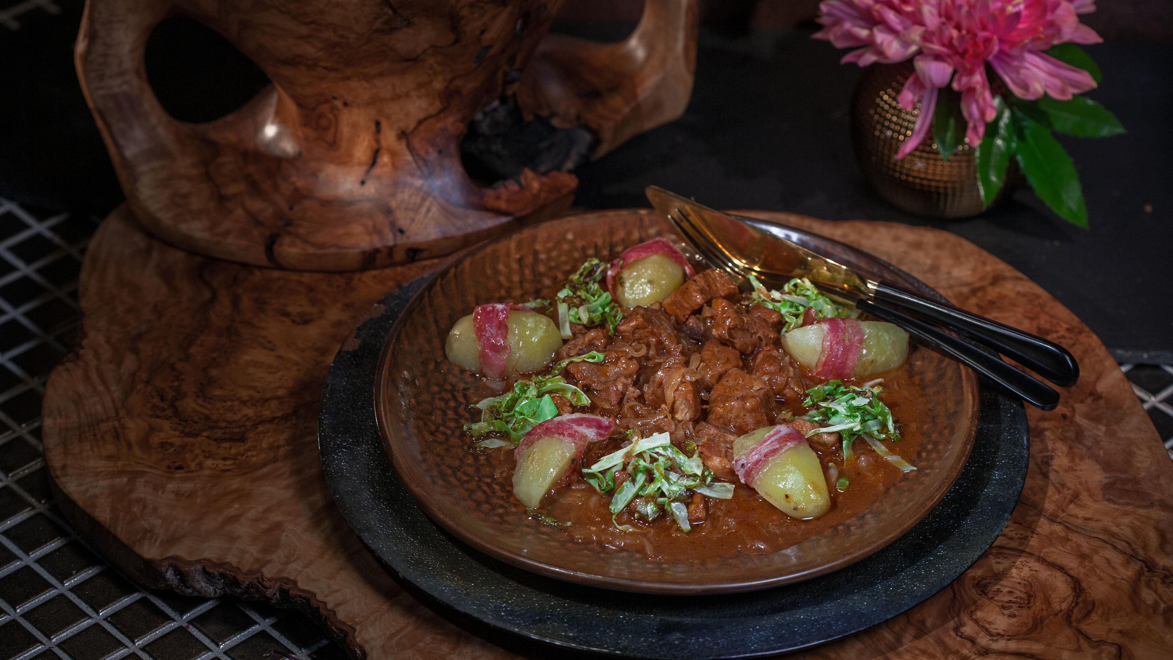 Herzhaftes Krautgulasch mit Ofen-Speckkartoffeln