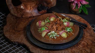 Herzhaftes Krautgulasch mit Ofen-Speckkartoffeln