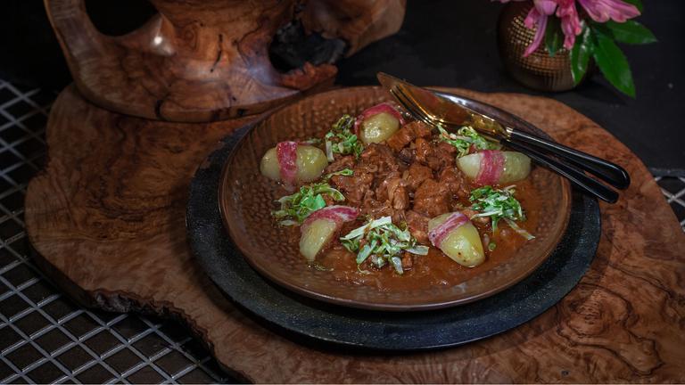 Herzhaftes Krautgulasch mit Ofen-Speckkartoffeln