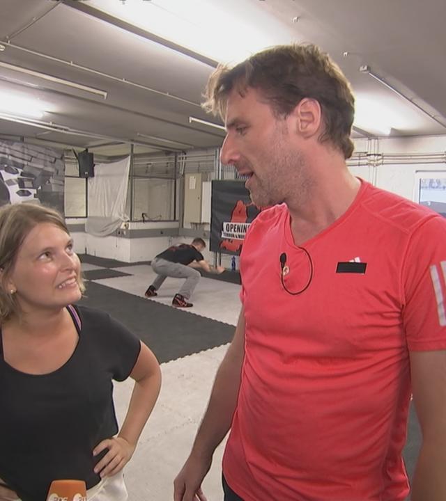 Das Reporter-Duo Sina Tschudin und Patrick Lipke testen Krav Maga im Kampfstudio.